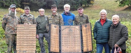 Die Verantwortlichen der diesjährigen Gedenkfeier des Traunsteiner Gebirgsflugabwehrregiments 8 zeigten sich erfreut über die rege Teilnahme der Soldaten und deren Angehörige: (von links) Holger Knuth, Trompeter Xaver Lang, Fritz Beringer, Manfred Schaffner, Sepp Randlinger, Ludwig Gschwendner, Sigi Blankenhagen und Achim Wendt. Foto Wegschedier