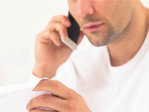 Die Verdachtskündigung muss schriftlich erfolgen. Und wie bei jeder anderen Kündigung kann sich der Arbeitnehmer beim Betriebsrat Unterstützung holen. Foto CHRISTIN KLOSE/DPA-TMN