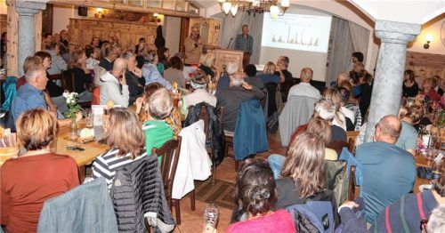 Die Versammlung im Happinger Hof war mit mehr als 200 Bürgern gut besucht. Foto Schwitteck