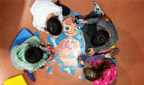 Die Verwaltungsgemeinschaft Breitbrunn hat einstimmig einer Erhöhung der Elternbeiträge für das Kinderhaus St. Johannes in Gstadt ab Januar 2026 zugestimmt. Foto dpa
