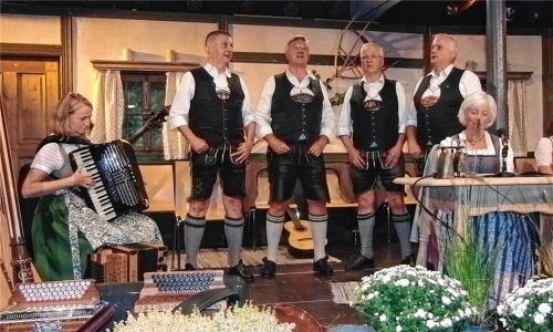 Die vier gstandenen Reichsdorfer Sänger (hinter Regina Schlemer, sitzend rechts) füllten den Saal mit Liedern und Jodlern. Fotos jaensch