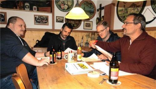 Die Vorbereitungen für die Marktmeisterschaft in Bruckmühl laufen bei der Schützengilde Waldheim auf Hochtouren. Den zuständigen Ausschuss bilden (von links) Niklas Neumann (Technikbeauftragter), Daniel Pesch (Zweiter Gildemeister), Marcus Renz (Erster Gildemeister) und Martin Geppert (Erster Schießleiter). Foto Johann Baumann