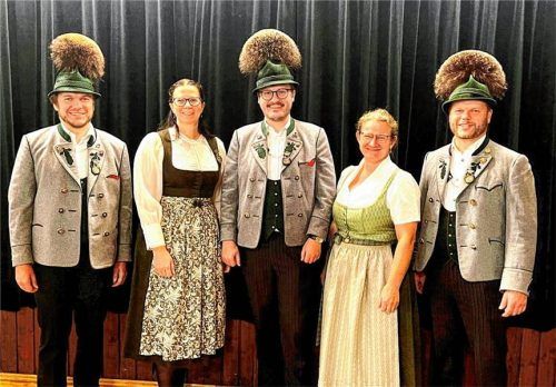 Die Vorstandschaft: Schriftführer Christoph Ballauf, stellvertretende Vorsitzende Sabine Till, Vorsitzender Helmut Freund, Kassierin Irmi Aicher und der stellvertretende Vorsitzende Florian Stoib.Foto Hötzelsperger