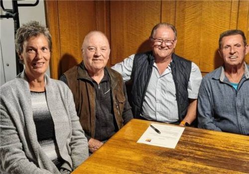 Die Vorstandschaft: (von links) Kassenwartin Birgit Schröder, Kassenprüfer Gerard Lindlbauer, Vorsitzender Norbert Strahllechner, Zweiter Vorsitzender und Schriftführer Klemens Meier (nicht auf dem Bild ist der Beisitzer Anton Schechtl).Foto re