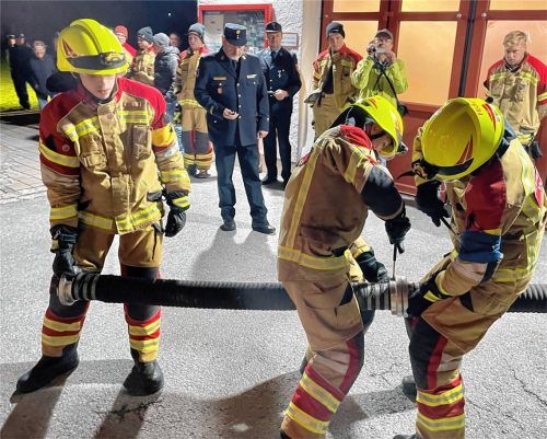 Die Waither Floriansjünger zeigten einen sicheren und schnellen Umgang beim Aufbau der Saugleitung.Foto text neuwirth