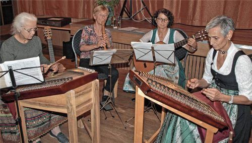 Die „Weinleiten-Musi“ mit Damen aus Gars unterhielt die Gäste musikalisch. Foto hellmeier
