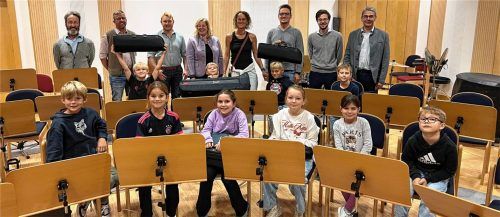 Die zehn neuen Mitglieder der Nußdorfer Bläserklasse strahlen mit ihren Instrumentenkoffern um die Wette. Mit ihnen freuen sich (von links) Sepp Weyerer (Zweiter Vorsitzender Musikförderverein), Markus Weyerer (Vorsitzender der Musikkapelle Nußdorf), Kapellmeister Josef Maurer, Bürgermeisterin Susanne Grandauer, Rektorin Heike Stangelmayer, Leonhard Meixner (Musikschule Prien), Franz Anton Peter (geschäftsführender Schulleiter der Musikschule Prien) sowie Helmut Brunner (Vorsitzender Musikförderverein) über den gelungenen Auftakt und die musikalische Begeisterung der Kinder. Foto Tanja Weißenberger