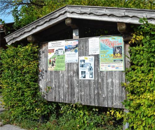 Diese Anschlagtafeln – hier an der Bahnhofstraße – bleiben bestehen und verweisen auf Veranstaltungen. Ein Plakatanschlag muss jedoch genehmigt werden. Foto  Eder