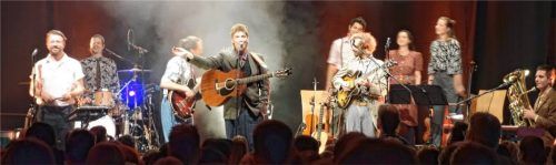 Diesmal in großer Formation und mit dem Silberfischorchester: Beim Konzert von Pam Pam Ida gab es orchestralen Sound und gute Texte.Foto Friedrich