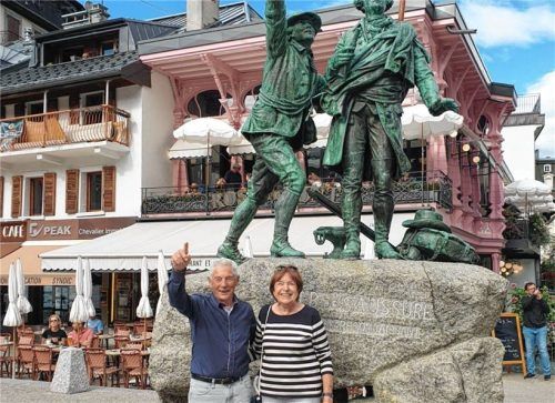 Dieter Vögele und seine Frau Christa vor der Statue von Balmat und Paccard, den Erstbesteigern des Mont Blanc, mit Handzeichen zum Gipfel in Chamonix, Frankreich. Foto privat