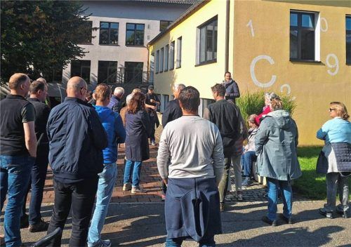 Diskussionsrunde: Beim Spaziergang erklärt Bürgermeisterin Irene Biebl-Daiber (im Hintergrund) interessierten Bernauern die Lage in der Gemeinde. Foto re