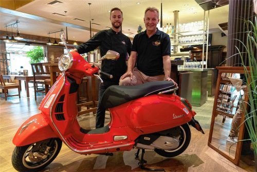Dominik Sonntag (vl.) und Dieter Schillhuber präsentieren den Hauptgewinn des Gewinnspiels „Wintergarten-Geschichte“: eine Vespa im Wert von 6.299,00 Euro. Fotos Thomas Esser