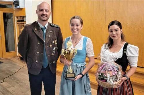 Dorfkönigin Katharina Frey (Mitte) mit Schützenmeister Wolfgang Kerling und Zweiter Schützenmeisterin Birgit Rodinger.Foto Altschützen Rohrdorf