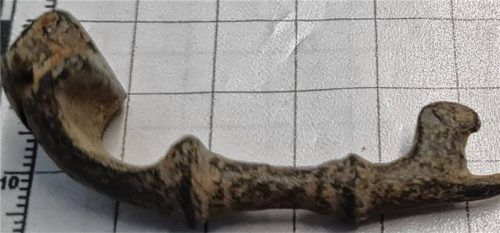 Drei Fragmente römischer Gewandnadeln wurden mittlerweile zwischen dem südlichen Wasserburger Stadtrand und Hafenham gefunden. Foto Steffan