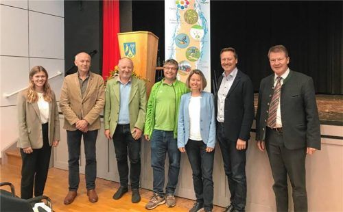 Durch die Chiemseekonferenz 2025 führte (links) Moderatorin Elena Mayer. Es referierten (von links) Bürgermeister Karl Schleich von der Gemeinde Bernbeuren, Professor Dr. Karl Auerswald von der Bayerischen Landesanstalt für Landwirtschaft, der Geschäftsführer des Maschinenrings Traunstein, Raphael Röckenwagner, Susanne Mühlbacher-Kreuzer vom Abwasser- und Umweltverband Chiemsee, Diplom-Ingenieur und Bürgermeister Rainer Handlfinger aus dem österreichischen Ober-Grafendorf sowie Verbandsvorsitzender und Rimstinger Bürgermeister Andreas Fenzl. Foto  Dachs