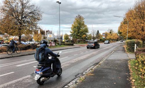 Durch zwei Supermarkt-Einfahrten und einen Radweg sehen viele in der Ebersberger Straße in Bad Aibling einen Gefahrenschwerpunkt. Foto Bettinger