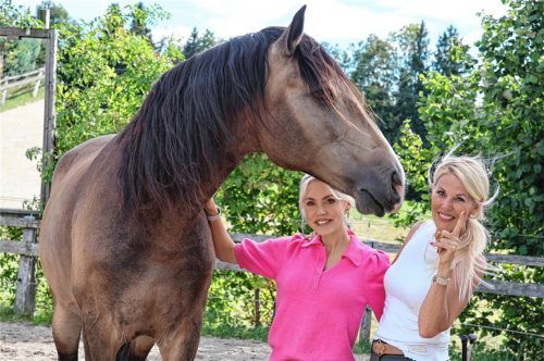 Dynamisch, fröhlich und familiär: Lea Jell (links) ist hauptberuflich Influencerin und bespielt ihren Account zusammen mit ihrer Mutter Birgit und ihren Pferden. Foto Aberle