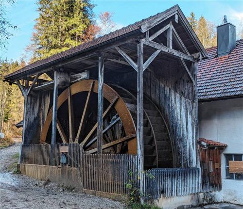 Effektive Nutzung der Kraft des Wassers mit dem Gießenbach-Wasserrad.Foto Hoffmann