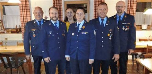 Ehrende und Geehrte der Stufe Gold-Rot: (von links) Kreisbrandmeister Werner Müller, Bernhard Aigner, Bürgermeisterin Antonia Hansmeier, Tonia Reinhard, Martin Müller und Kreisbrandrat Harald Lechertshuber. Foto grella