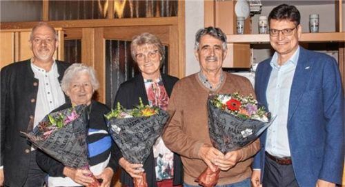 Ehrende und Geehrte für Engagement im Verein: (von links) Bürgermeister Josef Eisner, Marianne Hummel, Marianne Lazarus, Ludwig Haslinger und Landrat Max Heimerl.