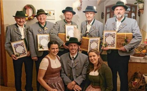 Ehrende und Geehrte: (hinten, von links) Jakob Niedermeier, Sebastian Mühlhuber junior, Klaus Mitter, Georg Huber und Franz Feichtenbeiner sowie (vorne, von links) Zweite Vorsitzende Barbara Kirchlechner, Vorsitzender Josef Kirchlechner und Dritte Vorsitzende Lisa Kirchlechner.Foto re
