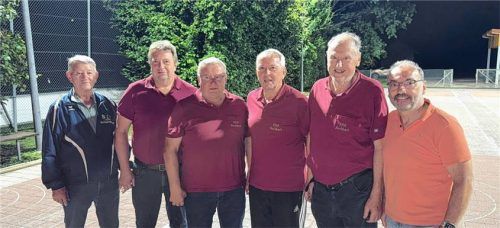 Ehrende und Geehrte: Turniersieger KRK Buchbach mit Zweitem Vorsitzenden Konrad Kohlmeier (links) und Vorsitzendem Karl Bauer (rechts) von der KSK Schwindegg. Foto sutherland