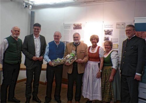 Ehrende und Geehrte: (von links) Anderl Keil, Max Heimerl, Reinhard Albert, Dr. Reinhard Baumgartner, Gitti Albert, Therese Keil, Dr. Marcel Huber (von links).Fotos rath
