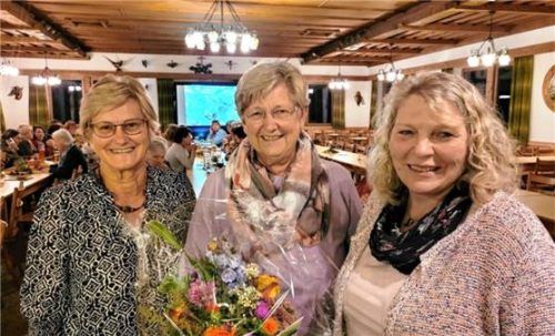 Ehrende und Geehrte: (von links) Annemarie Aringer, Brigitte Aringer und Vorsitzende Elisabeth Herzog bei der Ehrung. Foto reinthaler