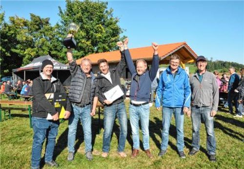 Ehrende und Geehrte: (von links) Gerhard Lindlmeier, Willi Stettner, Sepp Sterr, Georg Freundl, die Organisatoren Andi Reuß und Christian Pfeilstetter. Foto Ostermaier