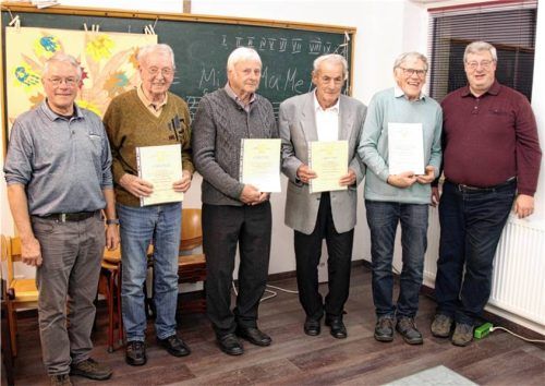 Ehrende und Geehrte: (von links) Vorsitzender Georg Bogner, Gerhard Zeiler, Reinhard Fiebiger, Franz Märkl, Walter Holzner und Dirigent Klaus Asenbeck. Foto Fenninger