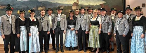 Ehrende und Geehrte: (von links) Vorsitzender Georg Lechner, Christa Schuster (50 Jahre), Stephanie Unterseher (25), Stephan Schiffer (25), Georg Kloo (50), Hartmut Holewa (40) Bettina Lindner (25), Josef Kloo (50), Konrad Lindner (25), Christian Staber (50), Kathi Wendlinger (50), Thomas Sandbichler senior (40), Sebastian Heibler (40), Josef Forstner (50), Herbert Ludwig (50), Anton Forstner senior (50), Zweite Vorsitzende Regina Opperer.Foto Anna Urbanek