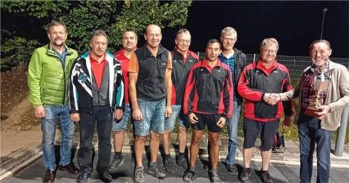 Ehrende und Geehrte: (von links) Werner Biedermann, Bürgermeister Niederbergkirchen, Martin Hackner, Michael Gruber, Martin Reiter, Werner Huber, Edi Neubert, Rudi Gebler, Josef Wimmer und Sebastian Winkler, Vorsitzender der Verwaltungsgemeinschaft Rohrbach. Foto bichlmaier