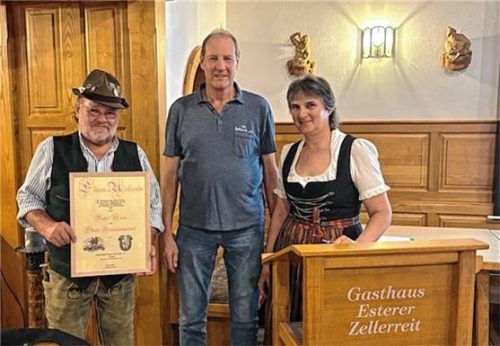 Ehrende und Geehrter: (von links) Dieter Maier, Josef Panzer und Regina Maier. Foto re