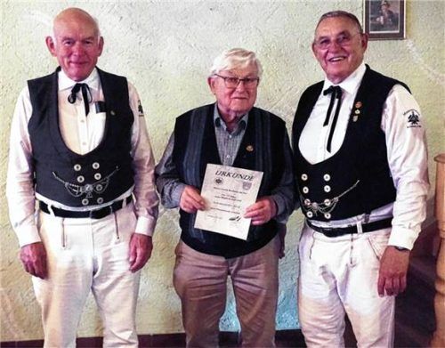 Ehrung beim Maurerverein für 50 Jahre Mitgliedschaft: (von links) Zweiter Vorsitzender Rupert Mitterberger, Sepp Scheitzeneder und Vorsitzender Peter Christan. Foto meling