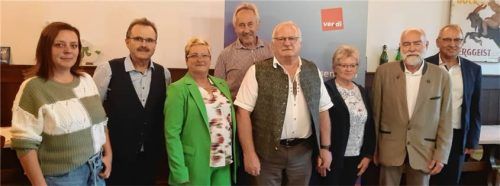 Ehrung für 25-jährige Mitgliedschaft: (von links) Nina Weiß aus Hochburg/Ach, Werner Hoffmann aus Waldkraiburg, Referentin Monika Linsmeier, Johann Kaiser aus Töging, Verdi-OV-Vorsitzender Thomas Rebel, Christine Grinzinger aus Egglkofen, Gerhard Mansel aus Garching/Alz und Verdi-Bezirksgeschäftsführer Robert Metzger aus Rosenheim.