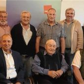 <p>Ehrung für 40, 50 und 60 Jahre Mitgliedschaft: (von links, stehend) Referentin Monika Linsmeier, Rudolf Kapser (60) aus Mettenheim, Wolfgang Eberherr (60) aus Töging, Peter Esterer (60) aus Kraiburg, Hubert Schuhnagel (50) aus Töging, Harald Schindler (40) aus Unterneukirchen, Werner Lipka (40) aus Taufkirchen/Vils und Alois Iglhaut (60) aus Altötting sowie (von links, sitzend) Verdi-Bezirksgeschäftsführer Robert Metzger aus Rosenheim, Johann Bazelt (40) aus Mühldorf, Verdi-OV-Vorsitzender Altötting-Mühldorf Thomas Rebel und Ingeborg Eberl (40) aus Altötting.Fotos  hilger</p>