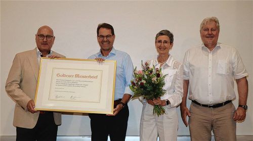 Ehrung für langjährige Innungsmitglieder: Konrad Manghofer, im Bild mit Ehefrau Claudia, erhielt den Goldenen Meisterbrief. Obermeister Josef Pflügl (links) und Landesmeister Erich Schulz (rechts) gratulierten.Foto Wittenzellner