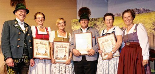 Ehrung für Priener Trachtler: (von links) Thomas Hiendl, Annemarie Lackerschmid, Irmi Furtner, Klaus Kollmannsberger, Resi Bartl und Zweite Gauvorständin Lisbeth Tengler.Foto  hötzelsperger