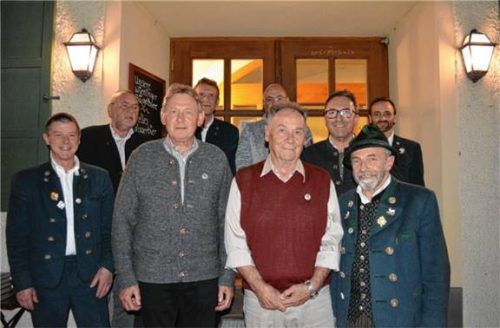 Ehrungen bei den Veteranen: (von links) Zweiter Vorsitzender Hans Schmid, die Geehrten Dettl (40 Jahre), Peter Ritzer (25 Jahre), ehemaliger Vorsitzender Eduard Sichler, die Geehrten Alfred Körner, Karl-Heinz Neumann, Franz Pletschacher und Klaus Zeisberger (alle 25 Jahre) sowie der neue Vorsitzende Martin Maier. Foto  eDER