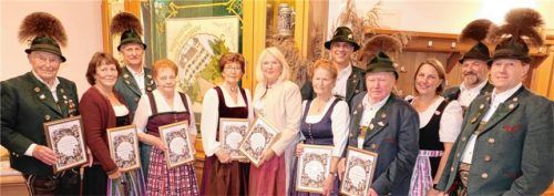 Ehrungen beim Trachtenverein Atzing: (von links) Leopold Schlosser, Kathi Kelnhofer, Vorsitzender Konrad Huber, Maria Eckl, Maria Huber, Rosi Sperling, Anna Enzinger, Josef Freund, Hans Riepertinger, Elisabeth Meier sowie die beiden stellvertretenden Vorsitzenden Paul Schlosser und Michael Wallner.Foto Hötzelsperger