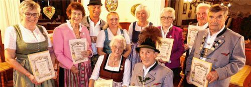 Ehrungen für 25 bis 70 Jahre Mitgliedschaft: (vorne, sitzend) Gerti Wächter und Lenz Fischer (70 Jahre) – und dahinter (von links) Anna Berger (50), Anni Osterhammer (40), Sepp Schlemer (25), Elisabeth Hamberger (40), Regina Schlemer (25), Elisabeth Angermann (50), Bepp Grill (40) und Georg Schuster (60). Fotos Hötzelsperger