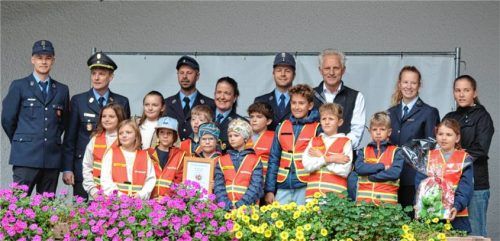 Eifriger Nachwuchs: Über die Gründung der Kinderfeuerwehr freuen sich (von links) Kommandant Korbinian Mader, Kreisbrandrat Christof Gründer, Leiter der Jugendgruppe Markus Lindner, Vroni Bresina, Seppi Gruber, Bürgermeister Stefan Schneider und Betreuerin Lydia Schützinger.Foto Eder