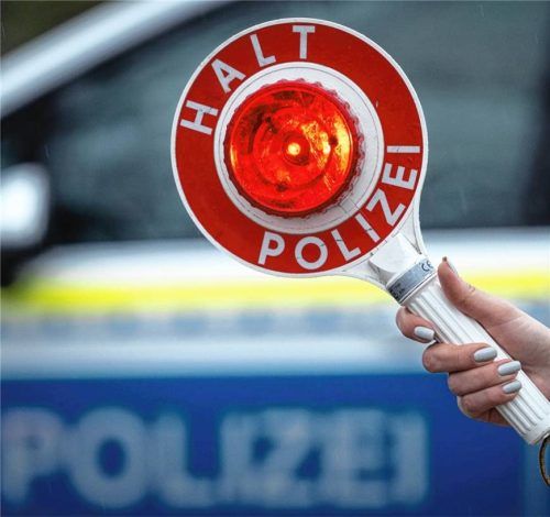 Ein 19-jähriger Fahrer hat sich eine Verfolgungsjagd mit der Polizei geliefert – am Ende war der Mann seinen Führerschein los und das Auto Schrott. Foto dpa