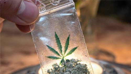 Ein 25-jähriger Bulgare muss ins Gefängnis. Unter anderem hatte er Drogen an Minderjährige am Priener Bahnhof verkauft. Zu seinen Kunden gehörte auch ein erst 13-jähriges Kind. Foto  dpa