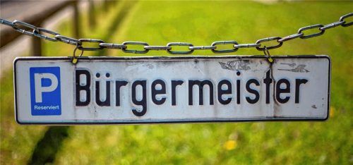 Ein Blechschild weist vor einem oberbayerischen Rathaus den Parkplatz des Bürgermeisters aus. Wer in Kolbermoor diesen Parkplatz belegen darf, wird sich am 8. März oder spätestens bei einer möglichen Stichwahl am 22. März 2026 entscheiden. Foto IMAGO/Manngold