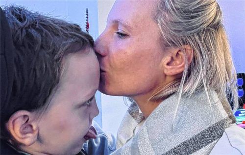 Ein Bussi für ihren tapferen Buben: Mama Viktoria Zettel aus Feldkirchen-Westerham mit ihrem jüngsten Sohn Finni (8), der aufgrund eines Kreislaufstillstandes einen massiven Hirnschaden erlitten hatte. Foto privat