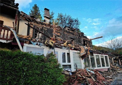 Ein eingestürztes Dach und verkohlte Überreste sind vom „Heuser-Anwesen“ noch übrig. Foto Re