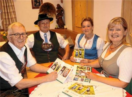 Ein gelungenes Vereinsheftl „Mit unsam Trachtengwand durchs Jahr“ präsentieren (von links) Sepp Millauer, Martin Impler, Irmi Impler und Hedi Schober. Foto strim