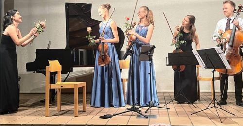 Ein generationsübergreifendes Ensemble mit (von links) Yume Hanusch, Elisabeth und Bernadette Pihusch sowie Mayumi und Rafael Hanusch. Foto Janeczka