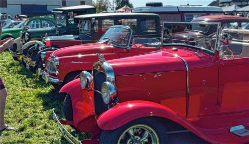 Ein großer Fuhrpark mit „Oldies“ war in Taufkirchen beim Oldtimer-Treffen des Vehikelclubs zu bestaunen. Zum 40-jährigen Bestehen des Vereins kamen so viele Besucher wie schon lange nicht mehr. Fotos Bachmaier
